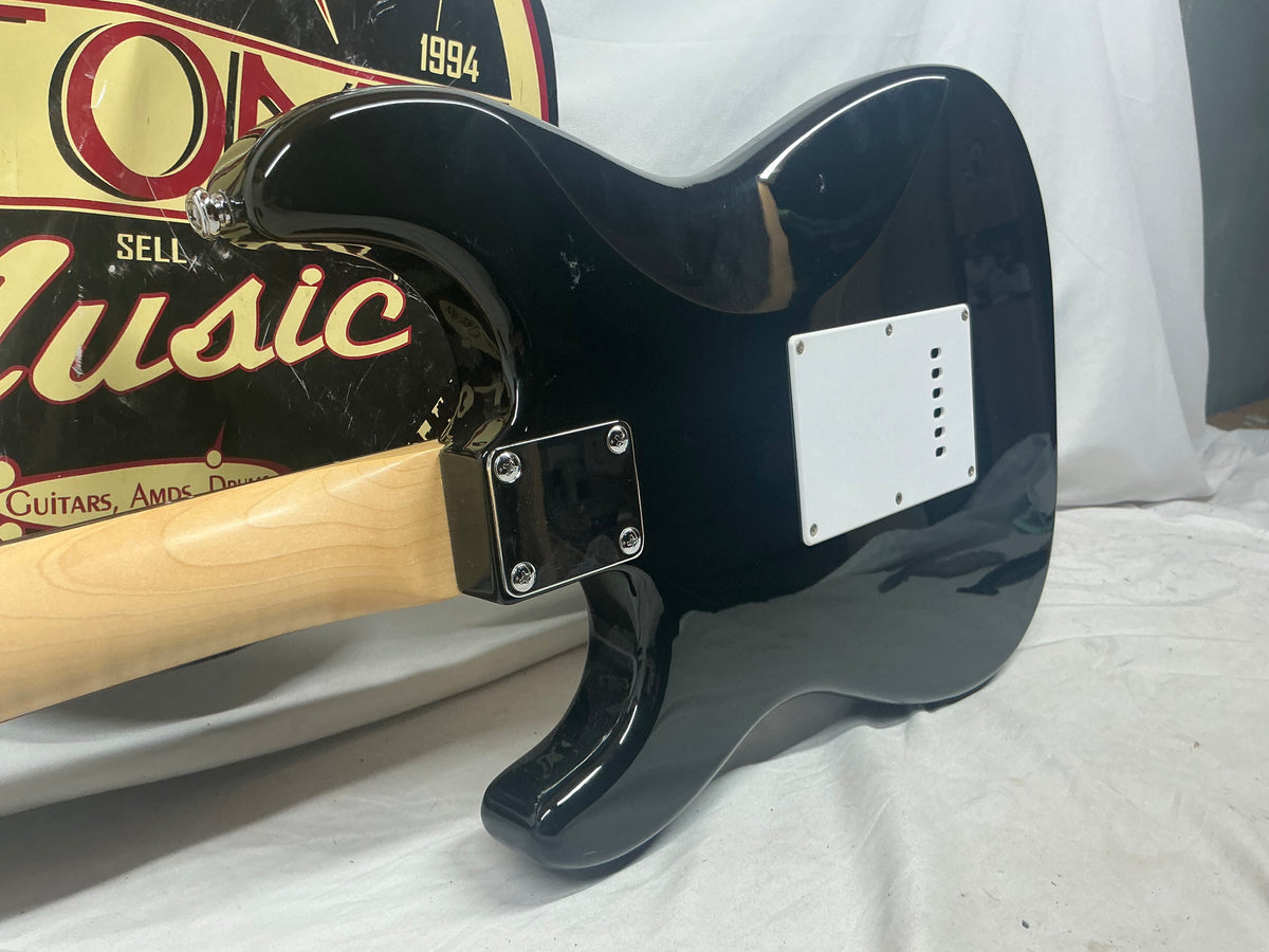 Silvertone Black S-Style Guitar - Sunburst