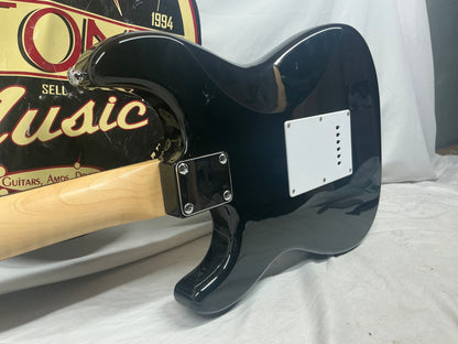Silvertone Black S-Style Guitar - Sunburst