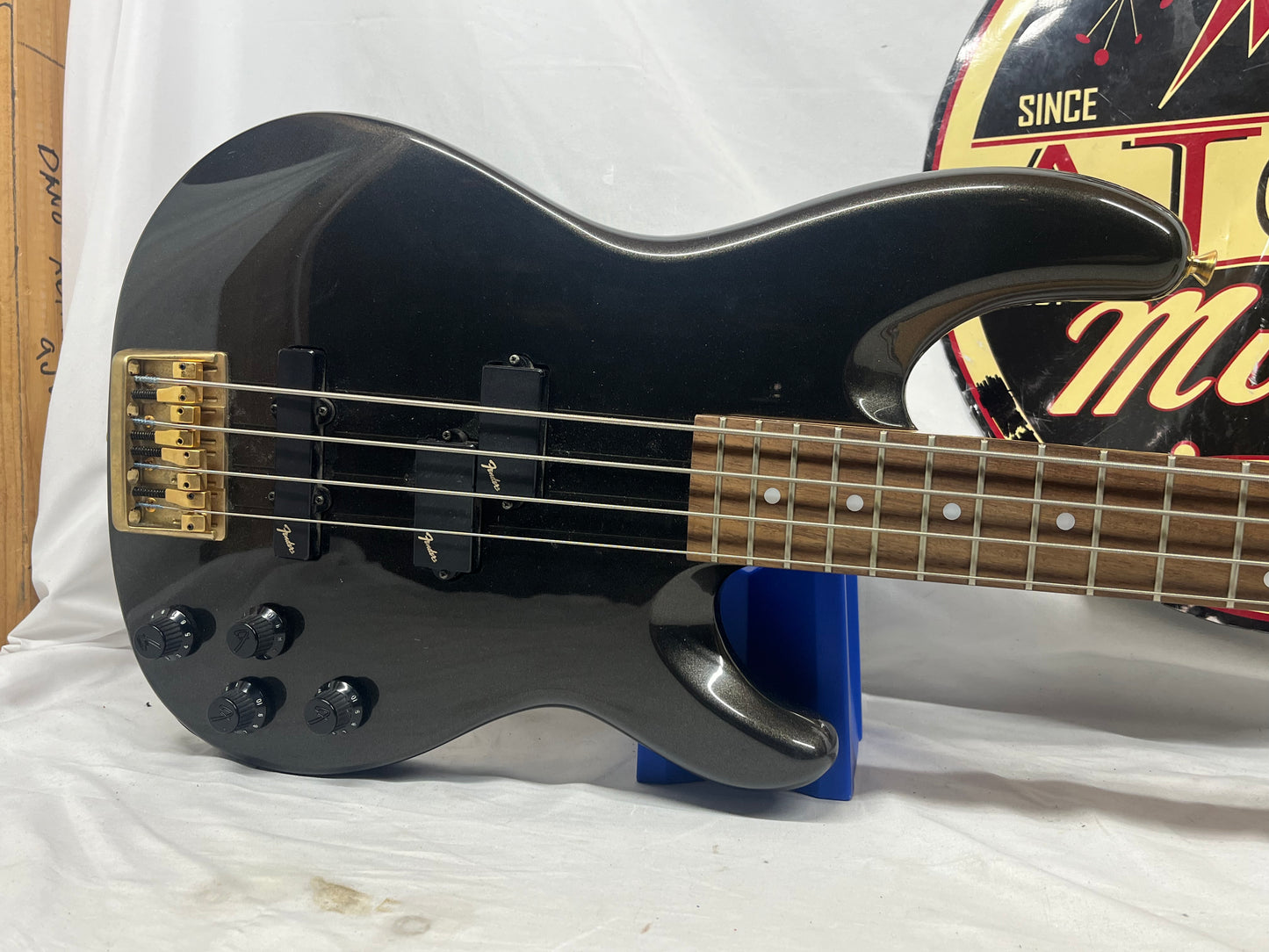 Fender Precision Bass P-Bass Lyte 4-String Electric Bass with Hard Case MIJ - Made in Japan