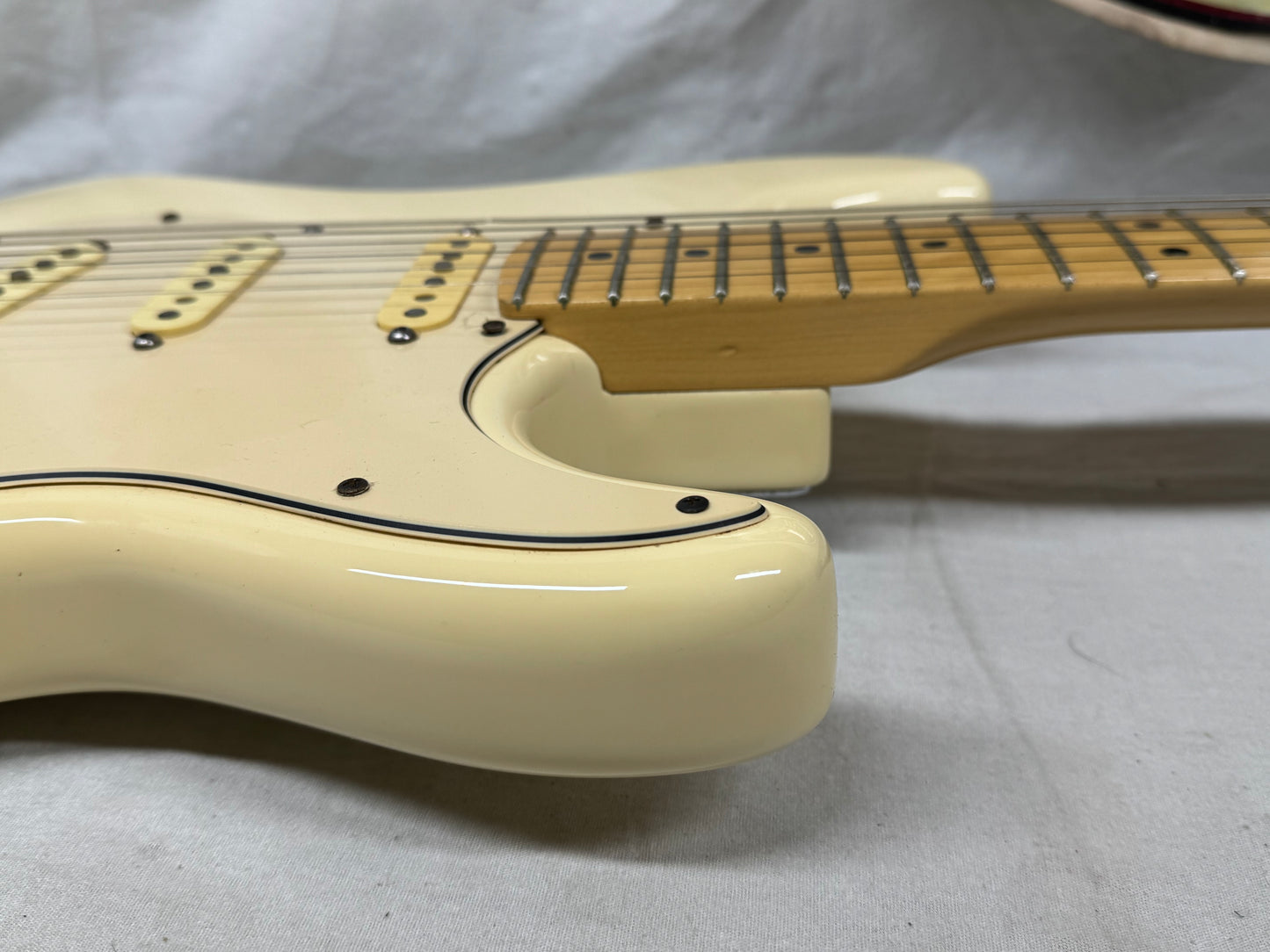Fender American Standard Stratocaster Guitar with Case 2005 - Olympic White / Maple neck