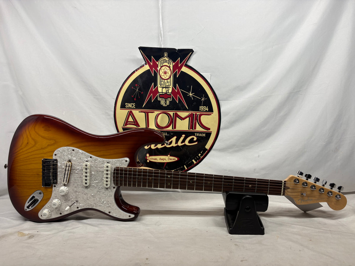 Fender American Deluxe Stratocaster with Maple Fretboard 2004 - 2010 - 3-Color Sunburst