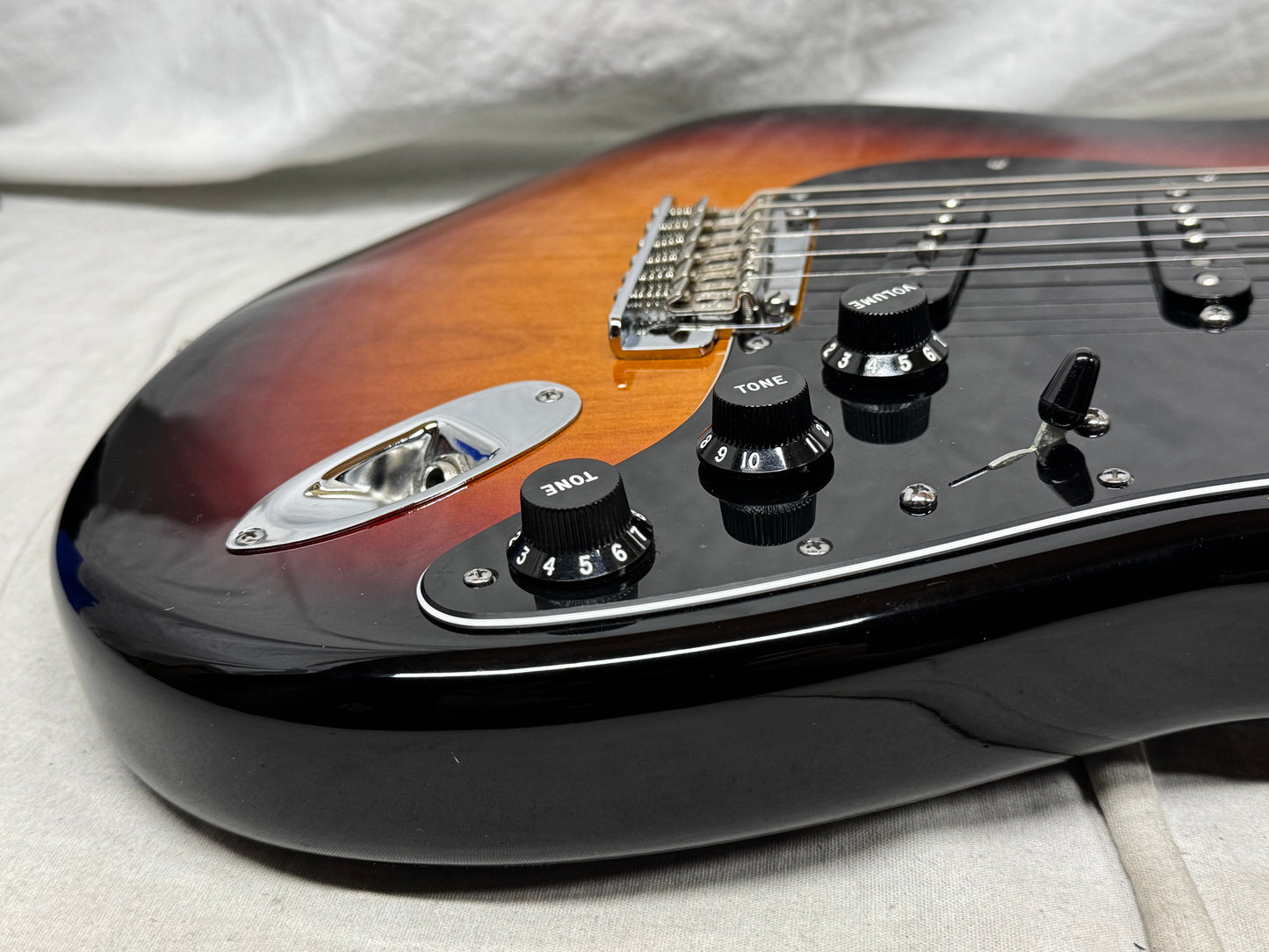 Fender American Standard Stratocaster Guitar with Case 2013 - 3-Color Sunburst / Maple neck