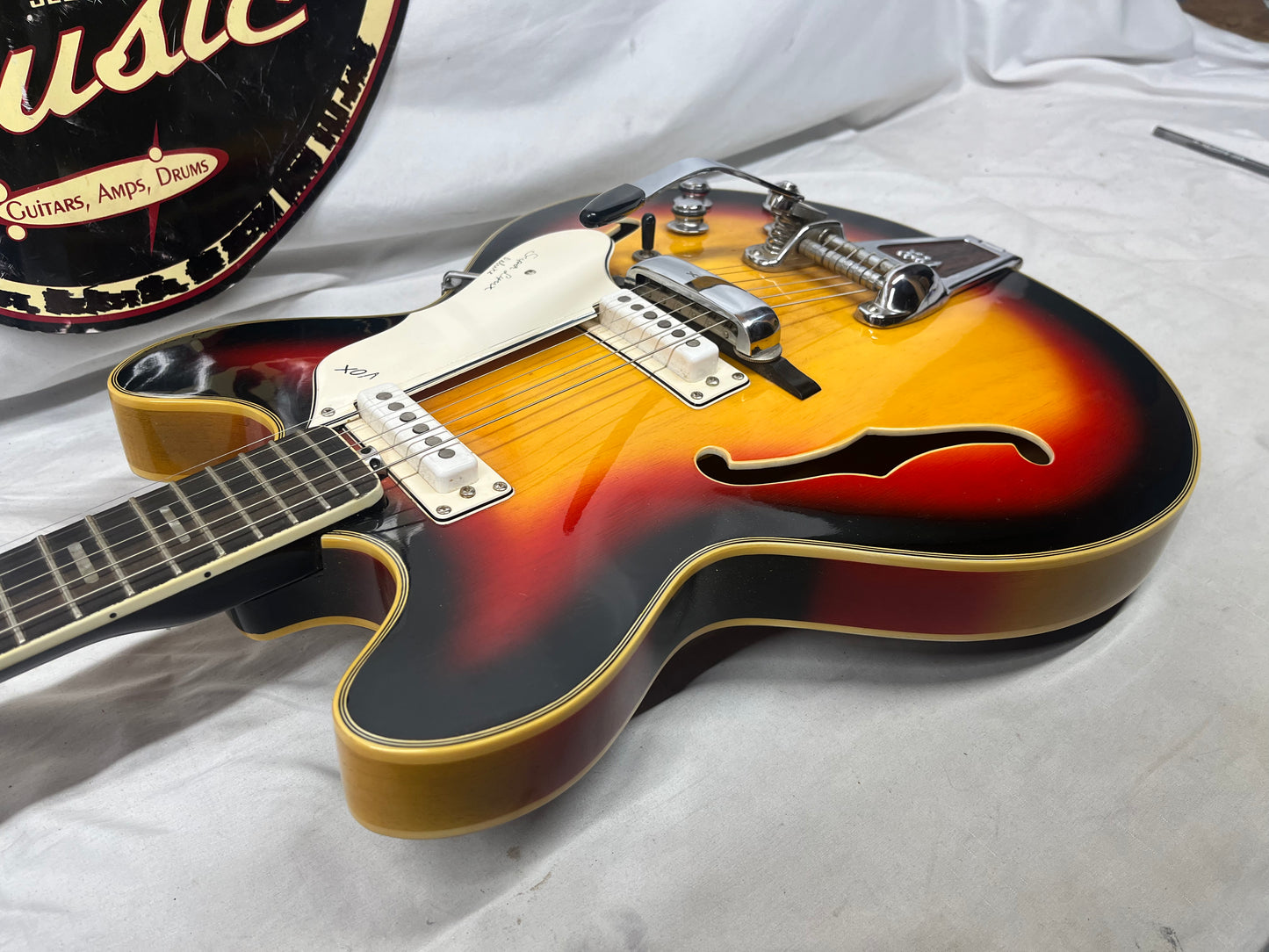 Vox Super Lynx Deluxe Hollow Body Electric Guitar with Hard Case - Sunburst