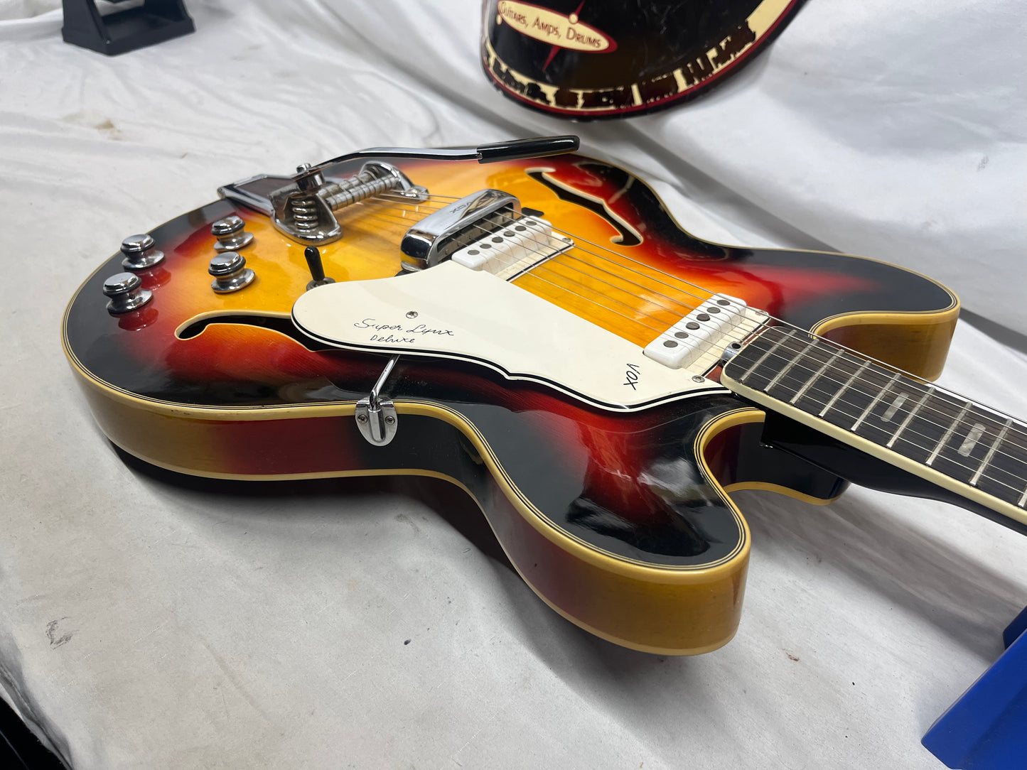 Vox Super Lynx Deluxe Hollow Body Electric Guitar with Hard Case - Sunburst