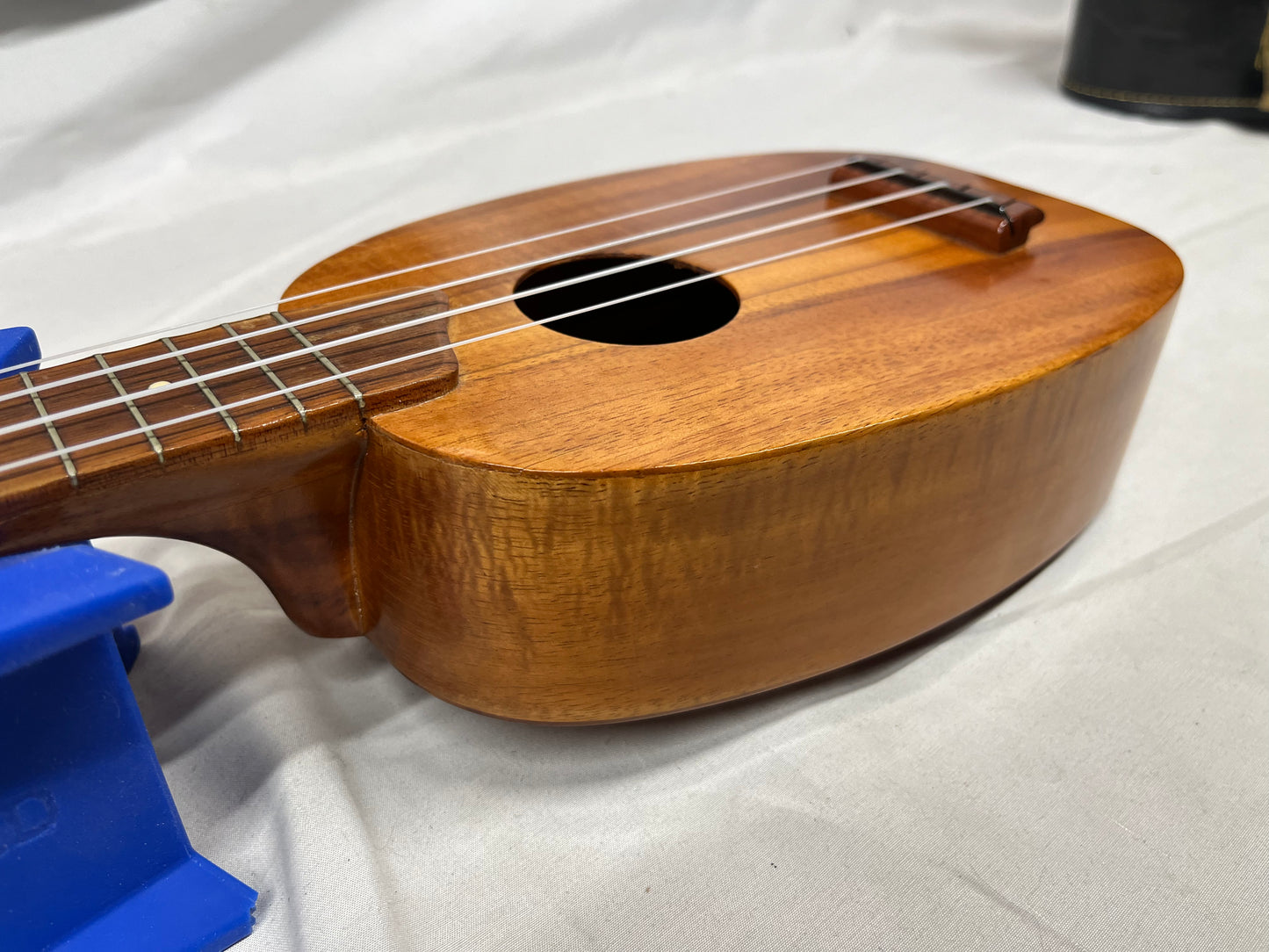 Kamaka Pineapple Soprano Ukulele with Case - SPLIT IN BACK OF BODY