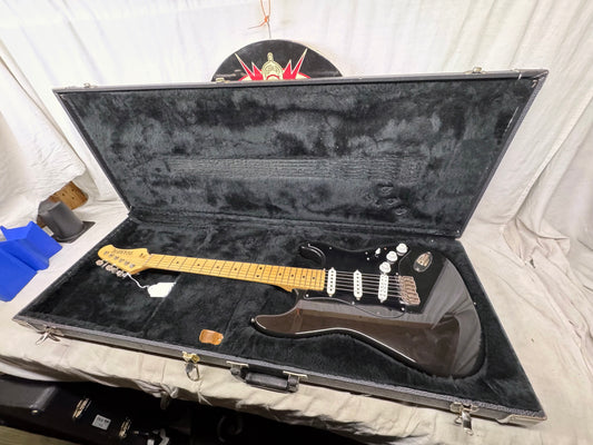 Hamer USA Daytona Guitar S-style with Case - Black / Maple neck
