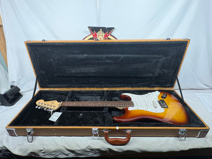 Fender American Deluxe Stratocaster with Maple Fretboard 2004 - 2010 - 3-Color Sunburst