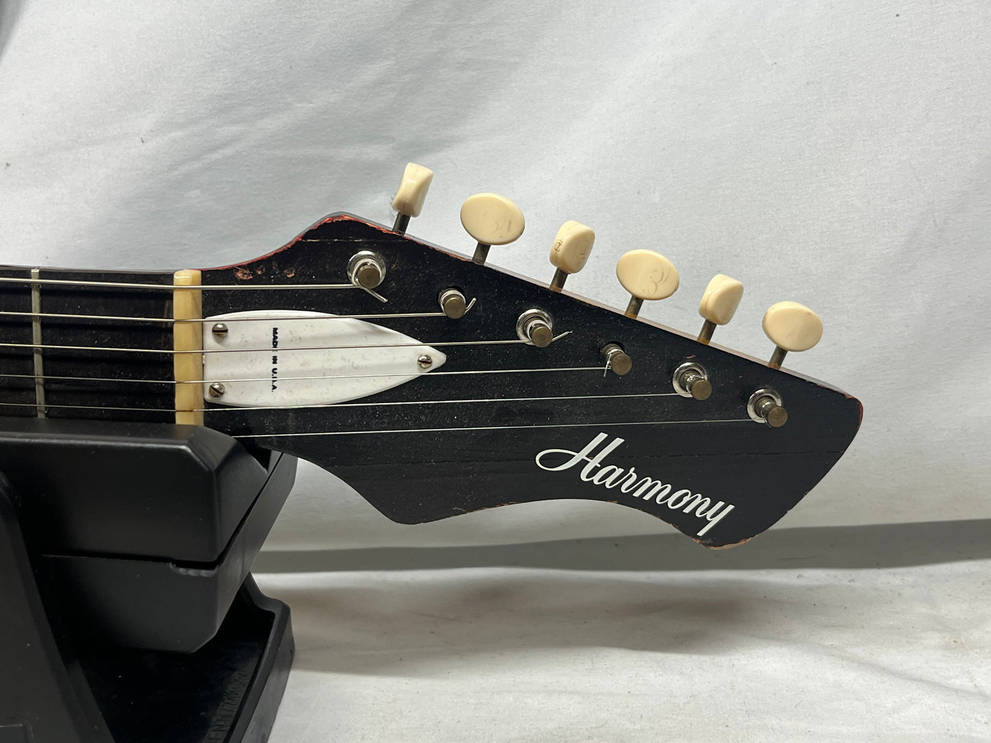 Harmony H15 Bobkat Vintage Electric Guitar with Chipboard Case