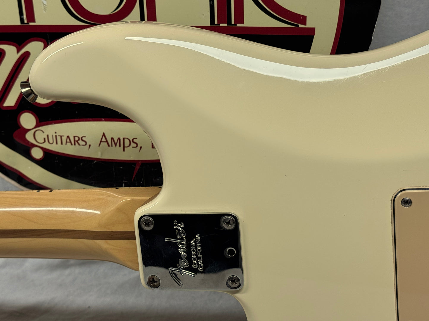 Fender American Standard Stratocaster Guitar with Case 2005 - Olympic White / Maple neck