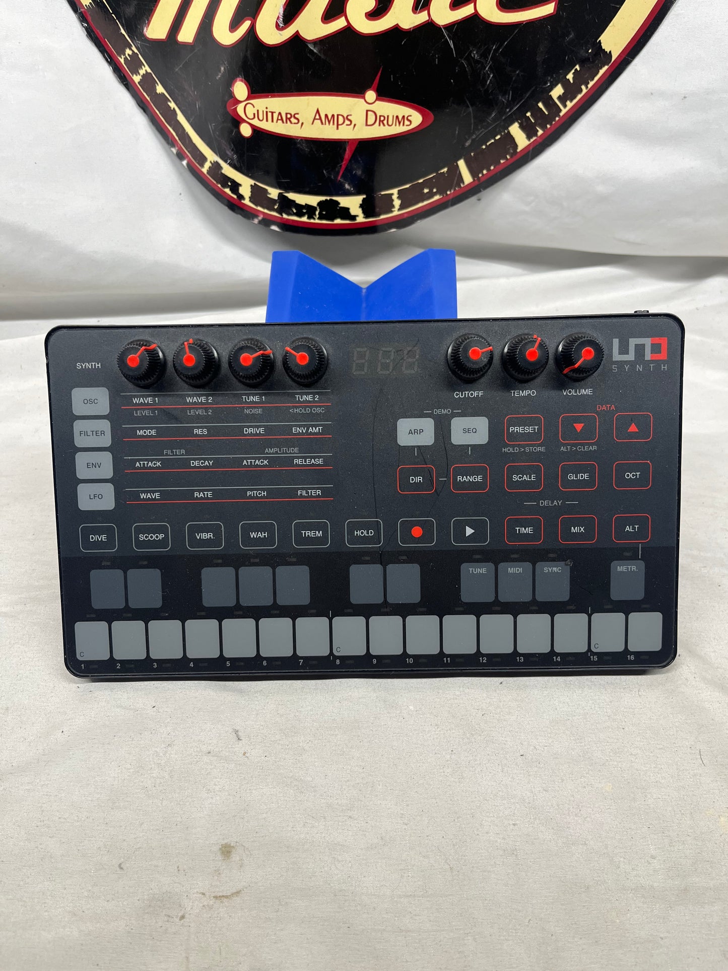IK Multimedia UNO Analog Synthesizer