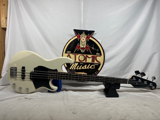 Yamaha Broad Bass Doublecut 4-String Electric Bass