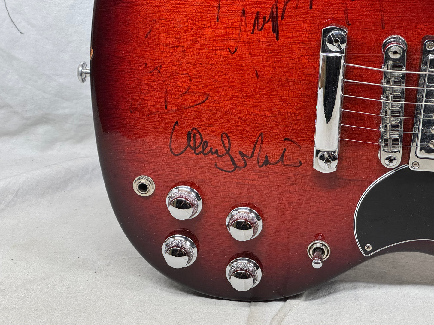 Gibson SG High Performance 2017 - Cherry Burst - signed by numerous shredders!