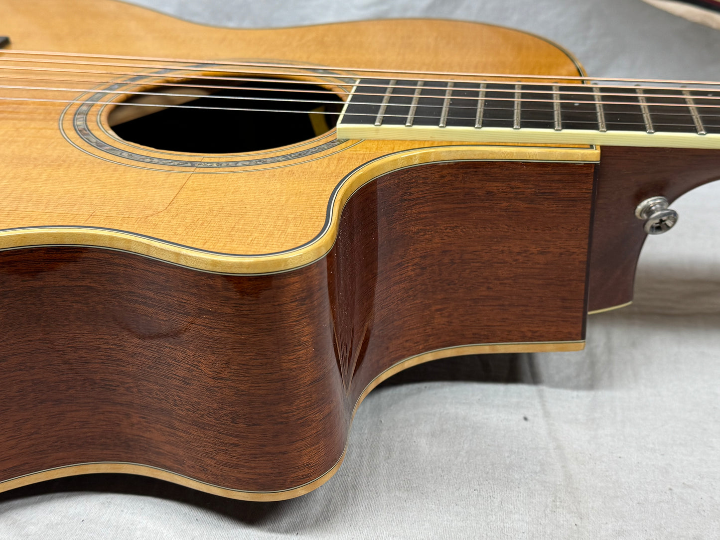 Larrivee 05 Select Series OMV-05 omv05 Single Cutaway Acoustic Guitar with Case -- *Split in Top / Cracks*