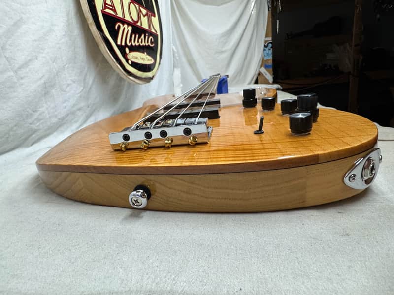 Sire Marcus Miller V10 J-style 4-string Bass - Image 18