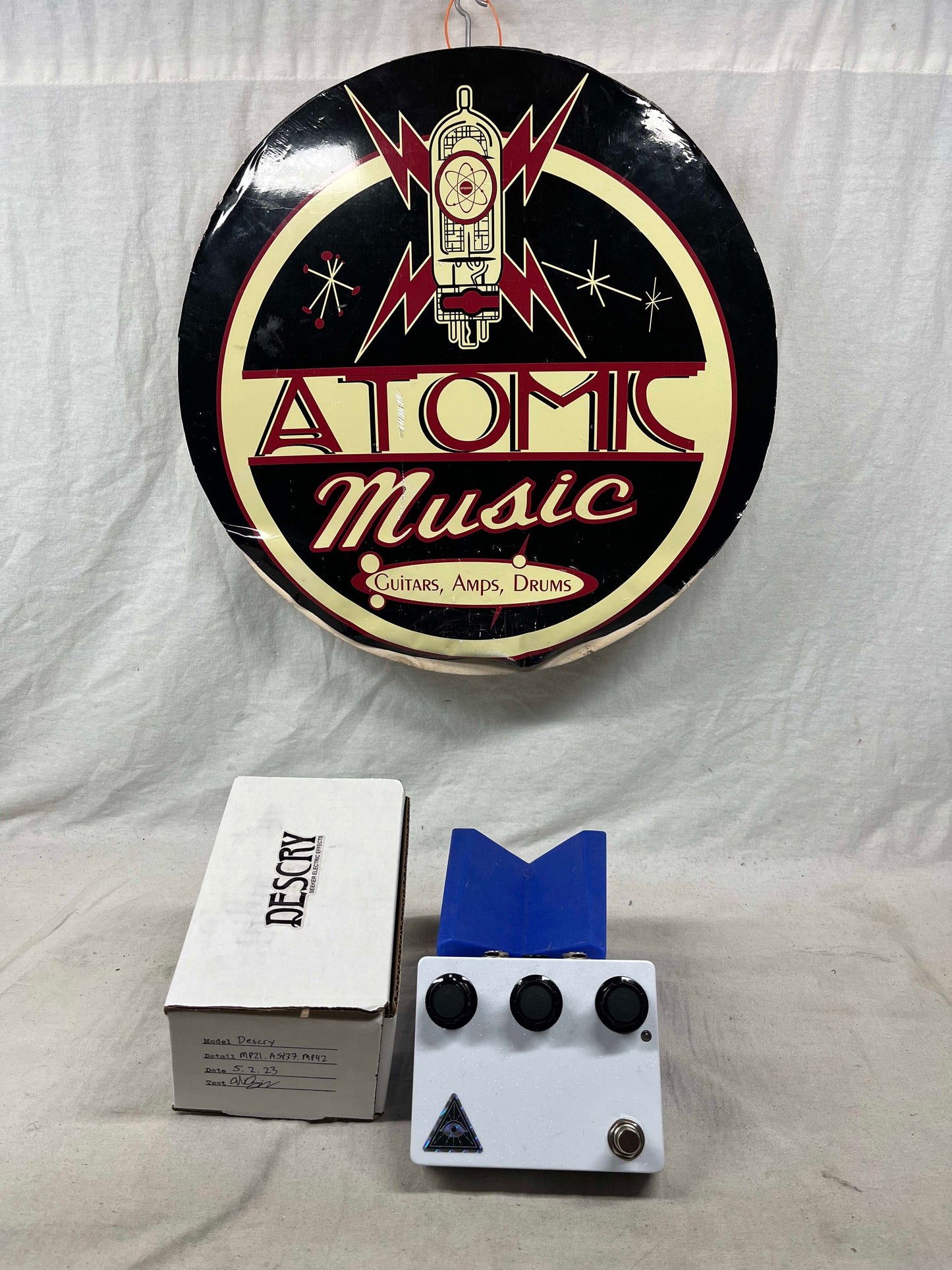 Seeker Electric Effects Descry Fuzz Pedal with Box