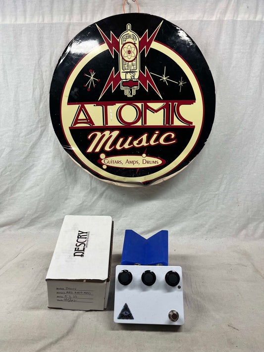 Seeker Electric Effects Descry Fuzz Pedal with Box