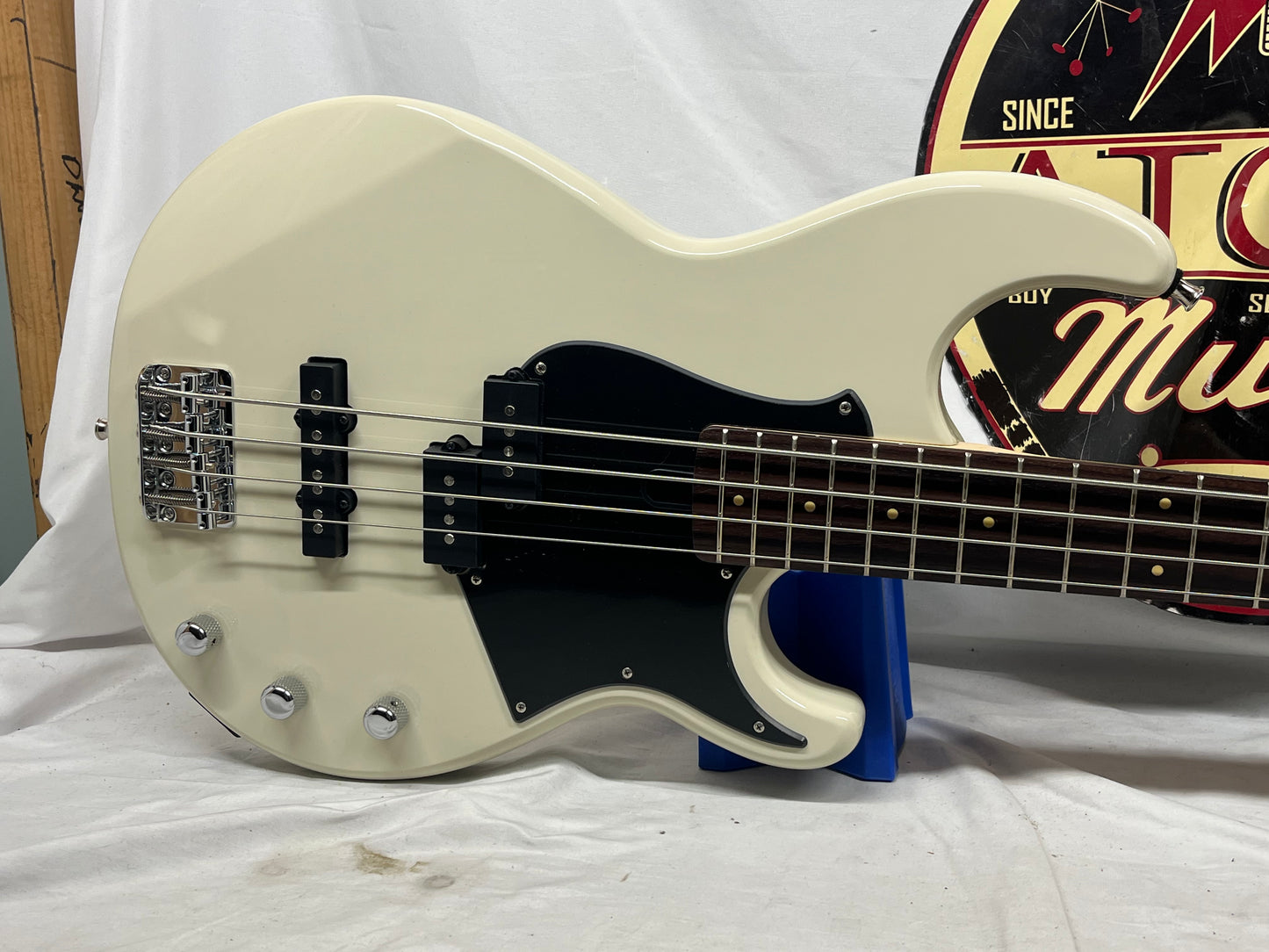 Yamaha Broad Bass Doublecut 4-String Electric Bass