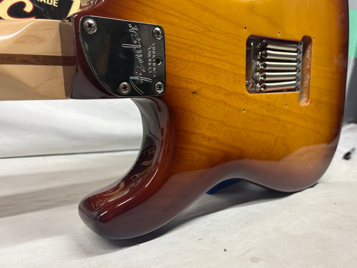 Fender American Deluxe Stratocaster with Maple Fretboard 2004 - 2010 - 3-Color Sunburst