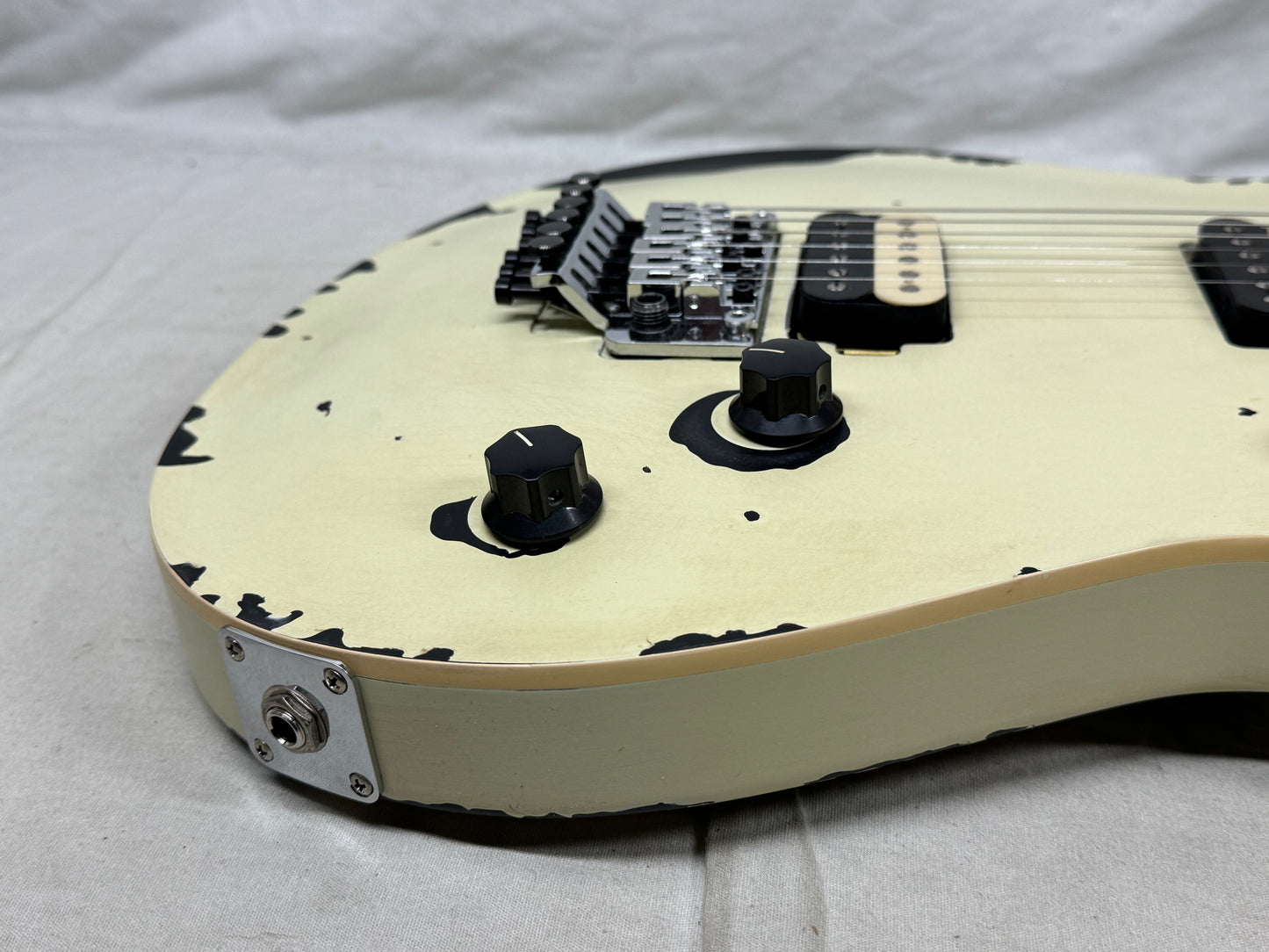 EVH Limited Edition Striped Series Wolfgang Special Guitar with Gig Bag 2026 - Distressed Ivory