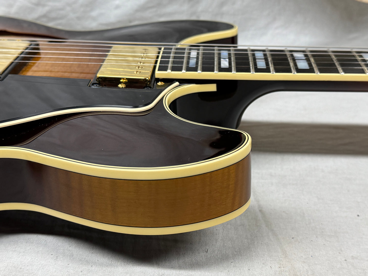 Yamaha SA2200 sa-2200 Semi-Hollowbody Guitar with Gator Case 2020