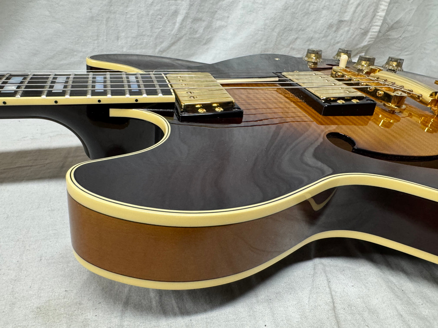 Yamaha SA2200 sa-2200 Semi-Hollowbody Guitar with Gator Case 2020