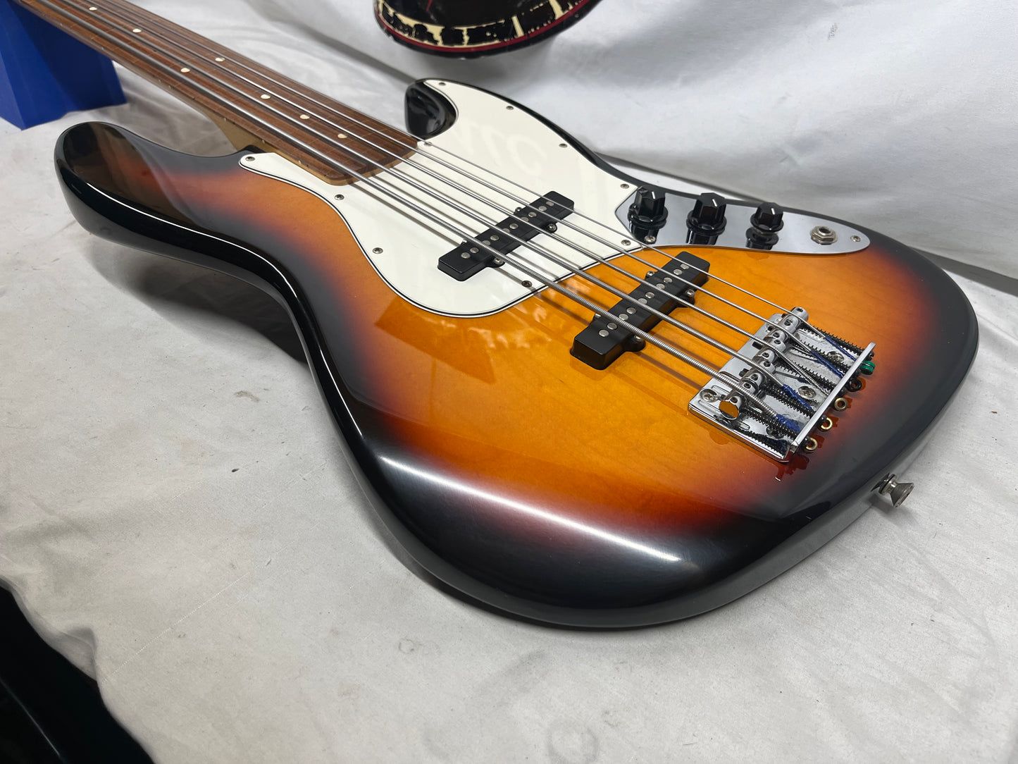 Fender Standard Jazz Bass V 5-String Electric Bass with Hard Case - Brown Sunburst