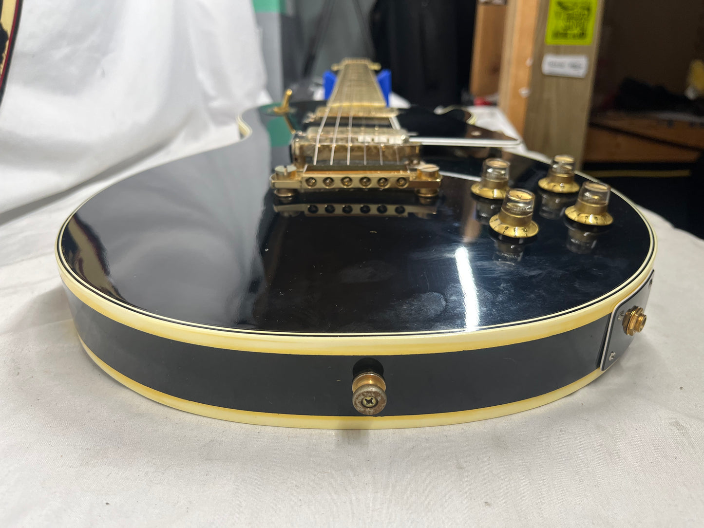 Univox Singlecut LP-Style Electric Guitar with Case