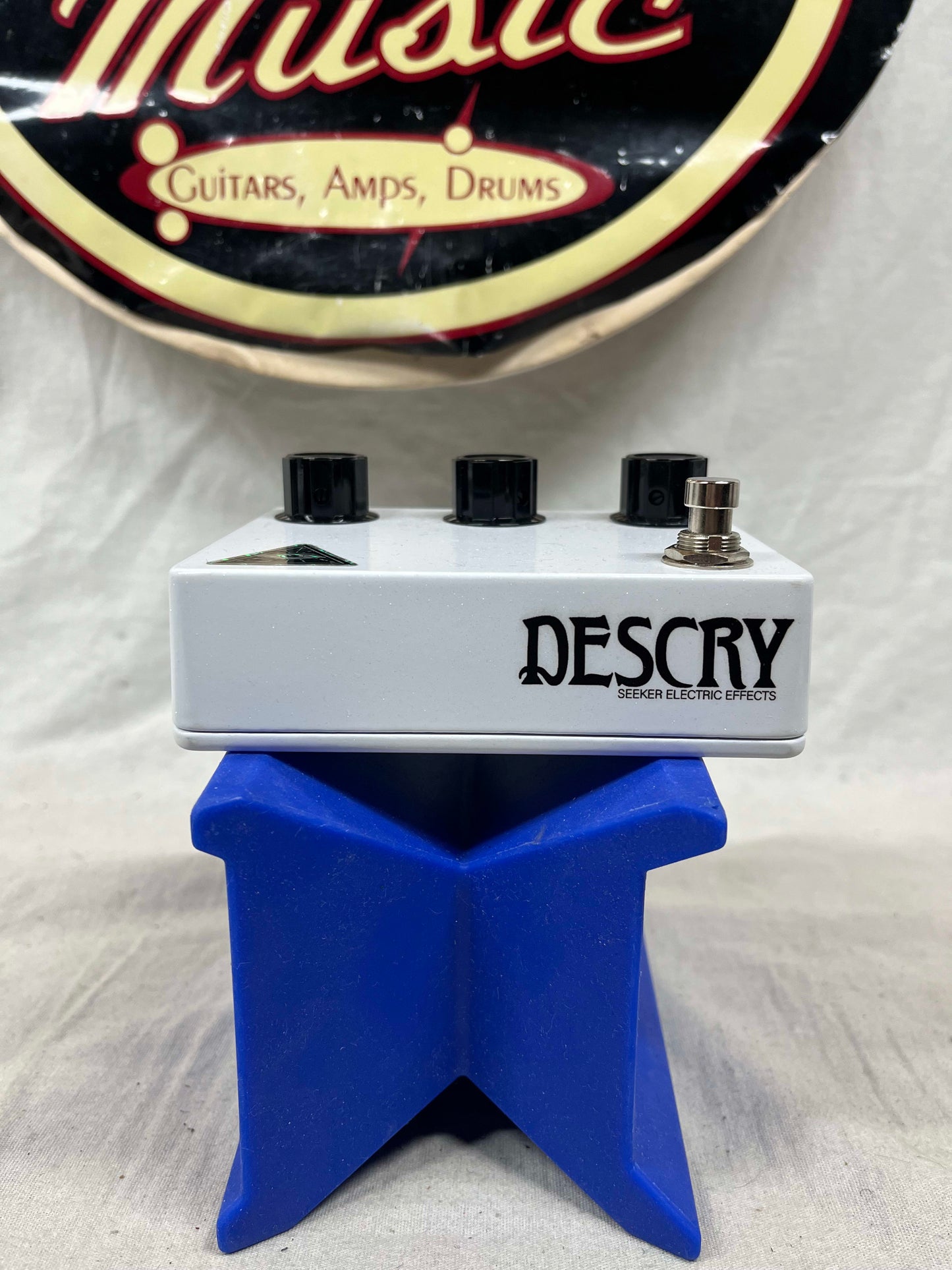 Seeker Electric Effects Descry Fuzz Pedal with Box
