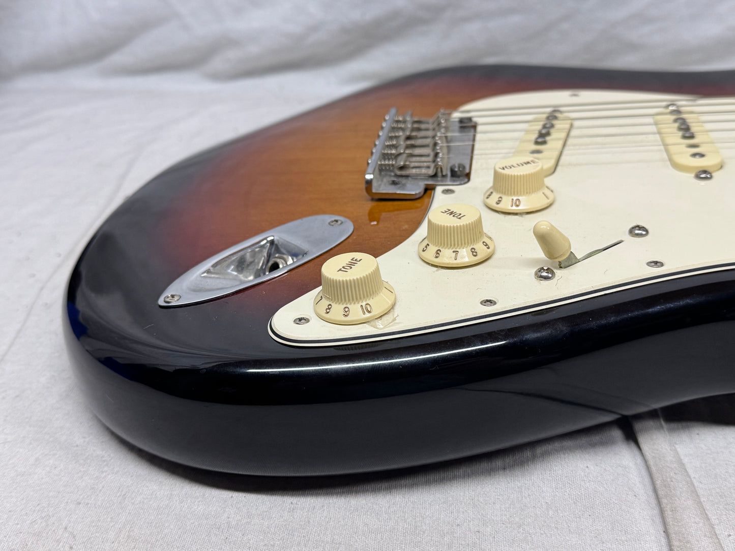 Fender Limited Edition American Standard Stratocaster Guitar with Rosewood Neck + Case 2016 - 3-Color Sunburst / Rosewood fingerboard