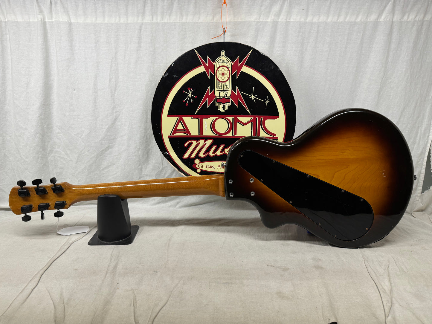 Yamaha SG-60T sg60t Guitar with Chipboard Case