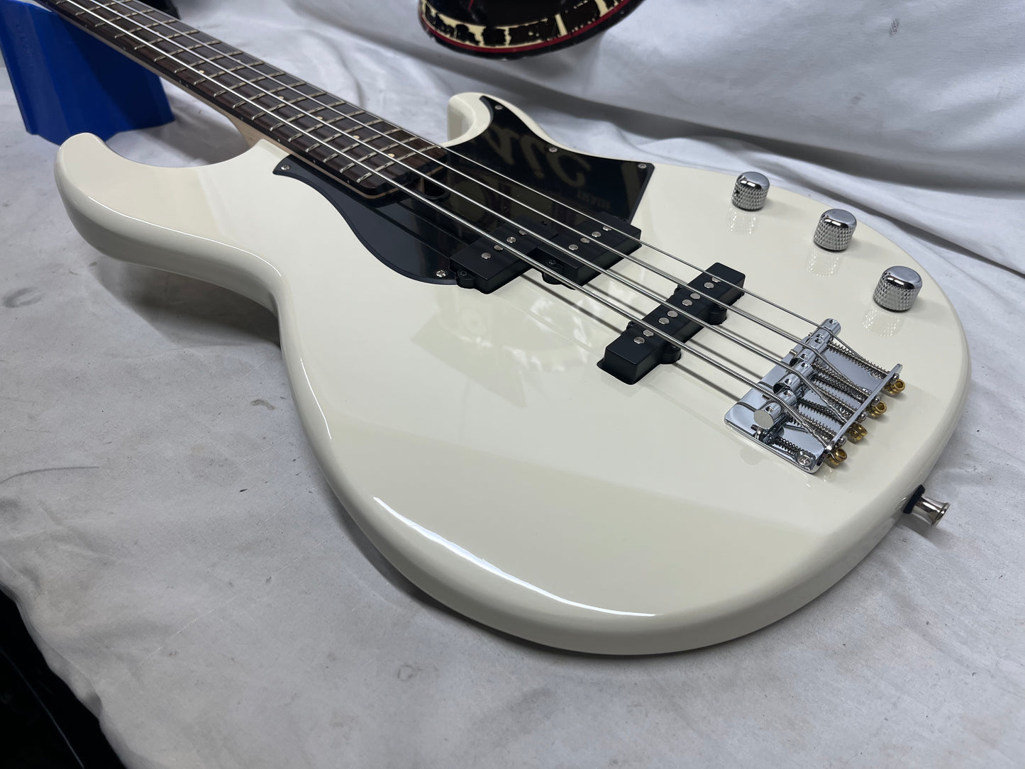 Yamaha Broad Bass Doublecut 4-String Electric Bass