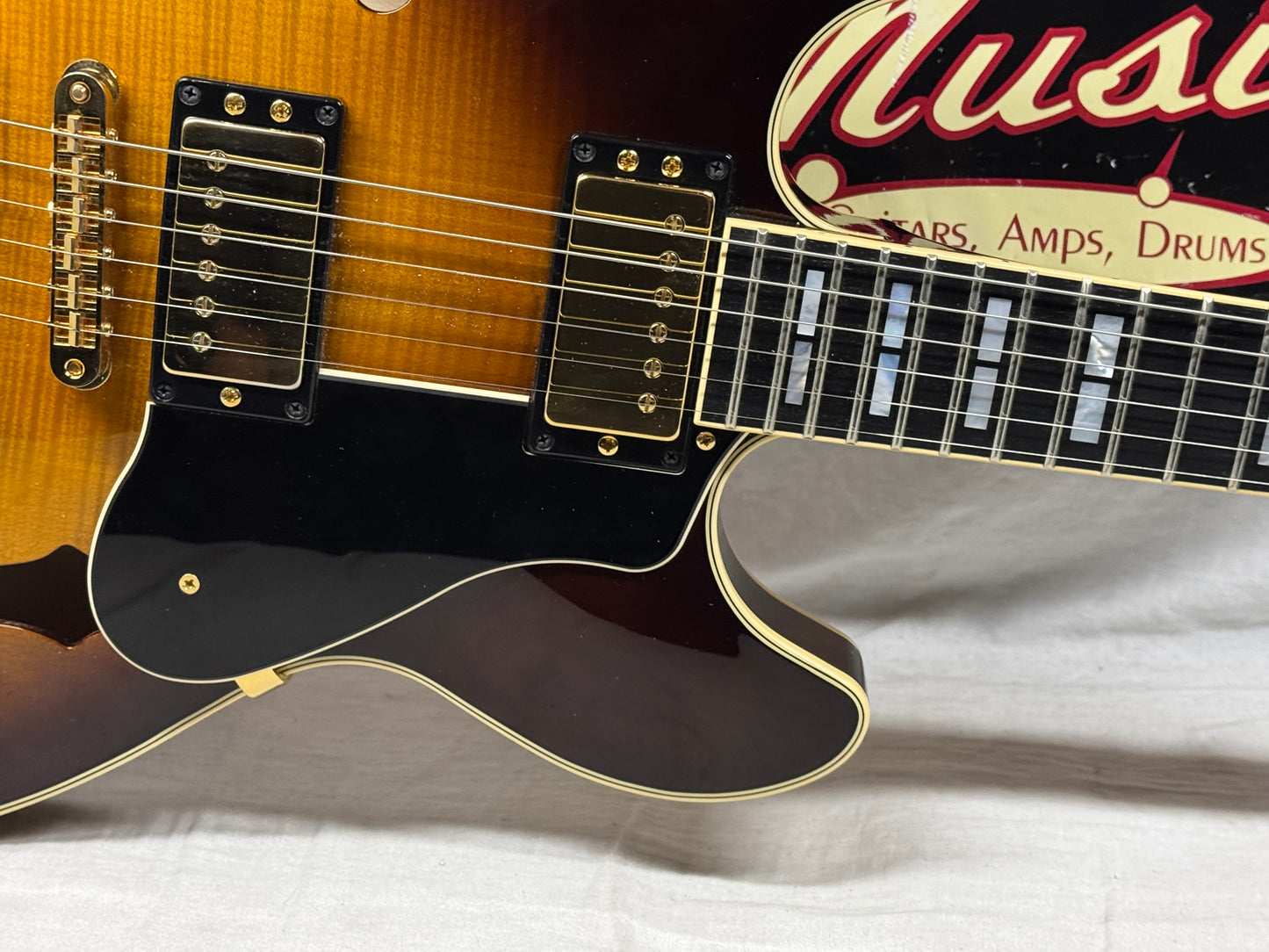 Yamaha SA2200 sa-2200 Semi-Hollowbody Guitar with Gator Case 2020