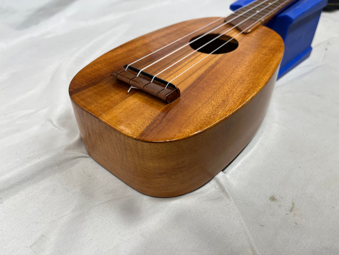 Kamaka Pineapple Soprano Ukulele with Case - SPLIT IN BACK OF BODY