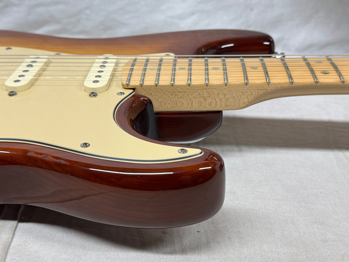 Fender American Deluxe Ash Stratocaster Guitar with Case 2005 - Tobacco Sunburst / Maple neck