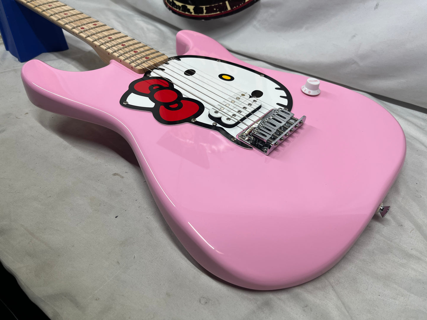 Squier by Fender x Hello Kitty Stratocaster Strat Electric Guitar 2024 with Hello Kitty Gig Bag - Pink