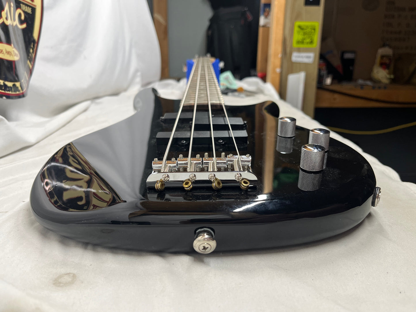 Fullerton 4-String Doublecut Electric Bass