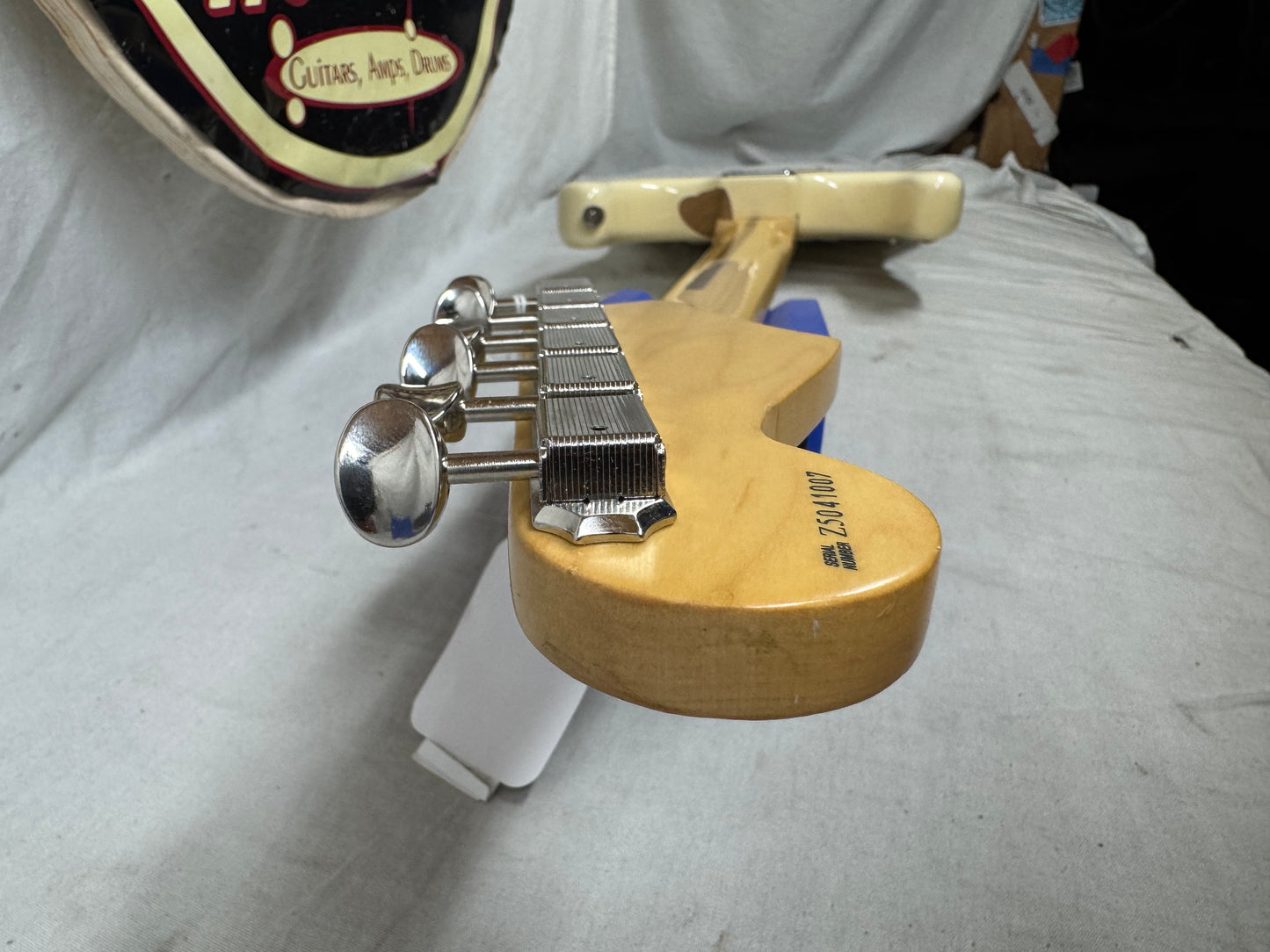 Fender American Standard Stratocaster Guitar with Case 2005 - Olympic White / Maple neck