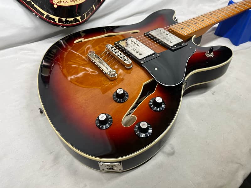 Squier Classic Vibe Starcaster Semi-Hollow Body Electric Guitar - Image 17