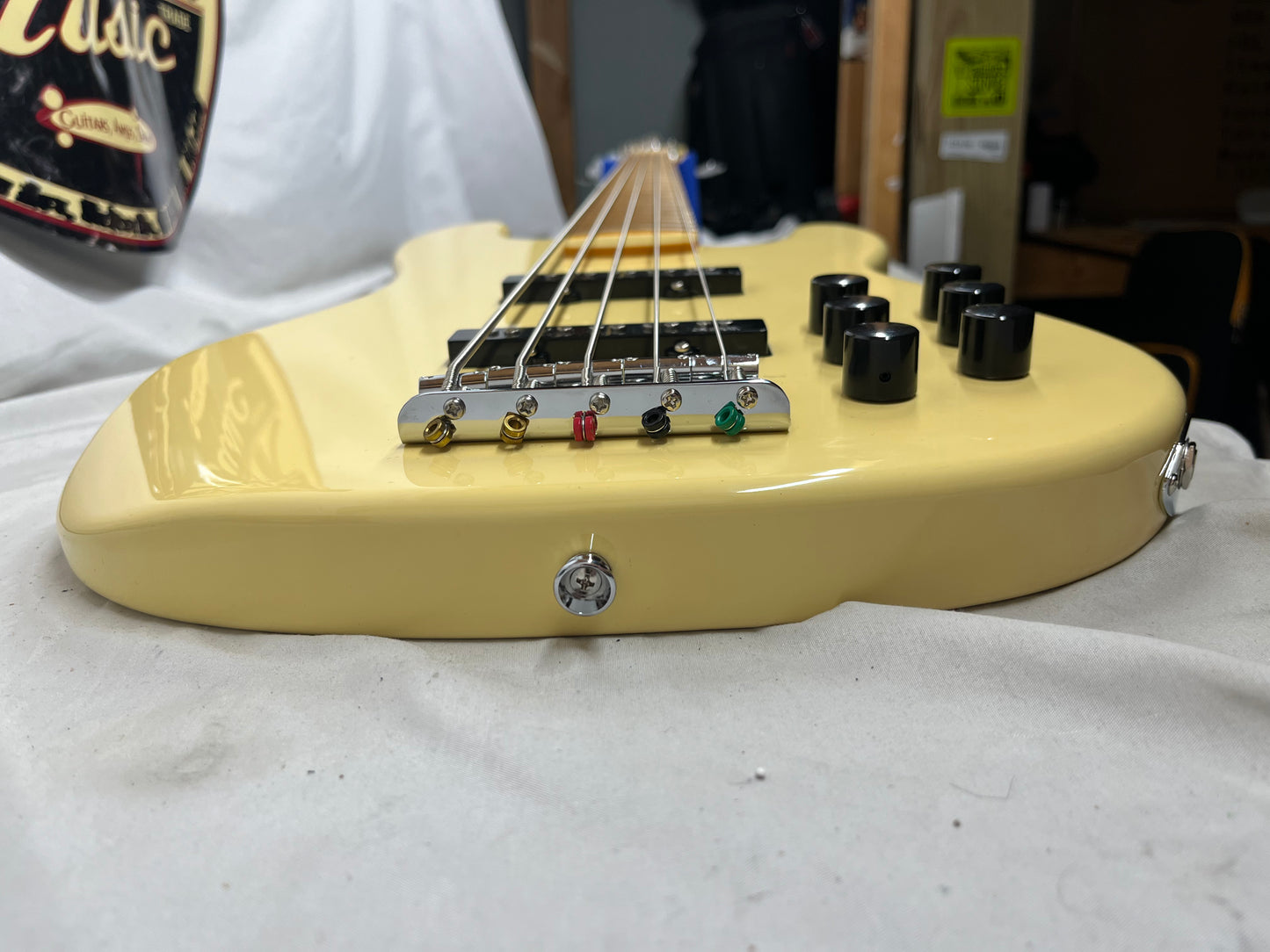 Markbass GV Series GV 5 gv5 Gloxy Val CR MP 5-String Bass with Gig Bag - Cream