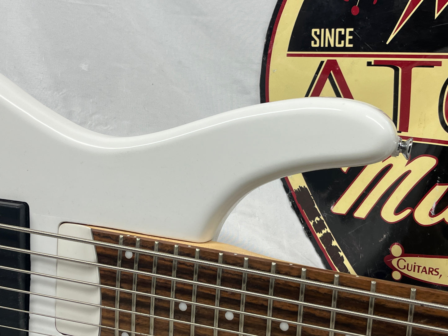 Douglas 6-String Doublecut HH Electric bass