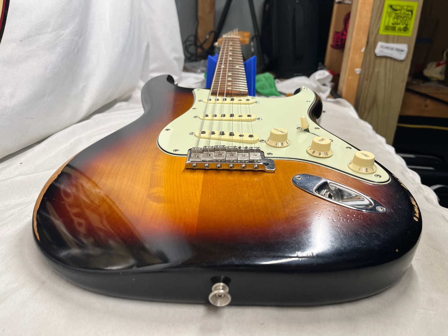 Fender Road Worn '60s Stratocaster Strat Electric Guitar - 3-Color Sunburst