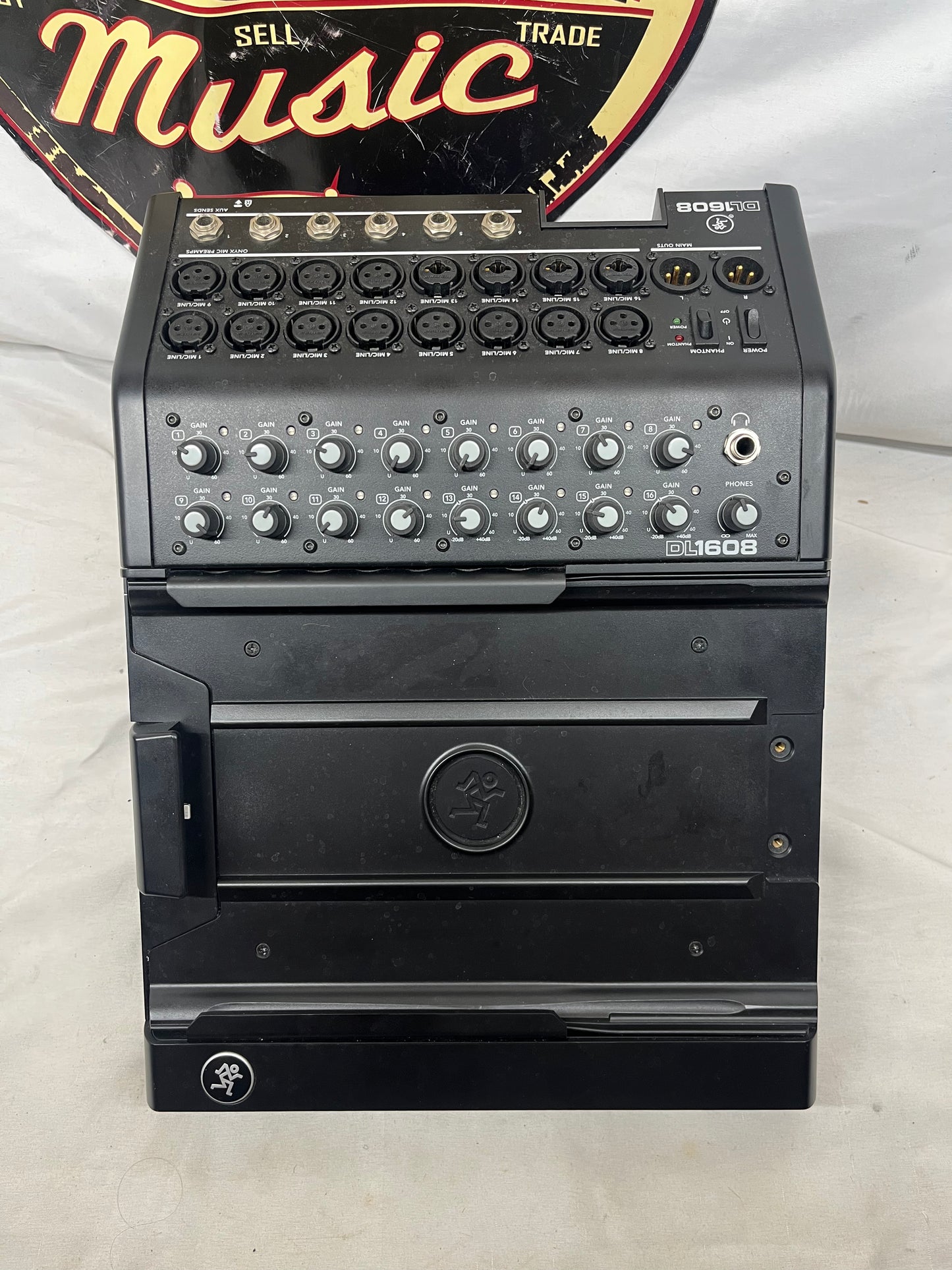 Mackie DL1608 16-Channel Digital Mixer with iPad Control with Hard Case and Power Supply