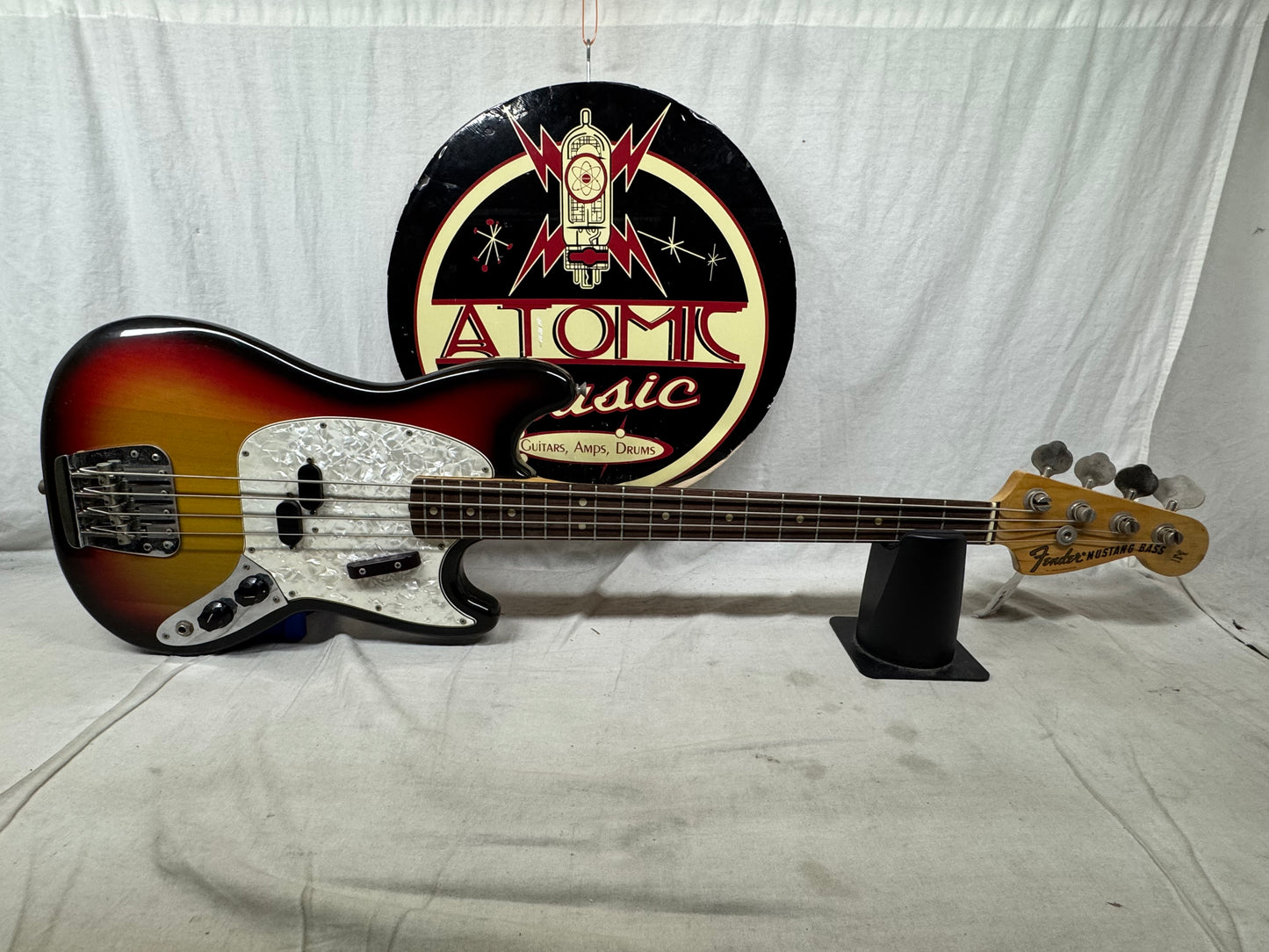 Fender USA Mustang 4-string Bass with Case 1974 - 3-Color Sunburst / Rosewood fingerboard