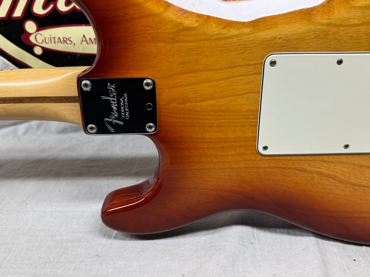 Fender American Stratocaster Guitar with Gator Case 2016 - Sienna Sunburst / Maple neck