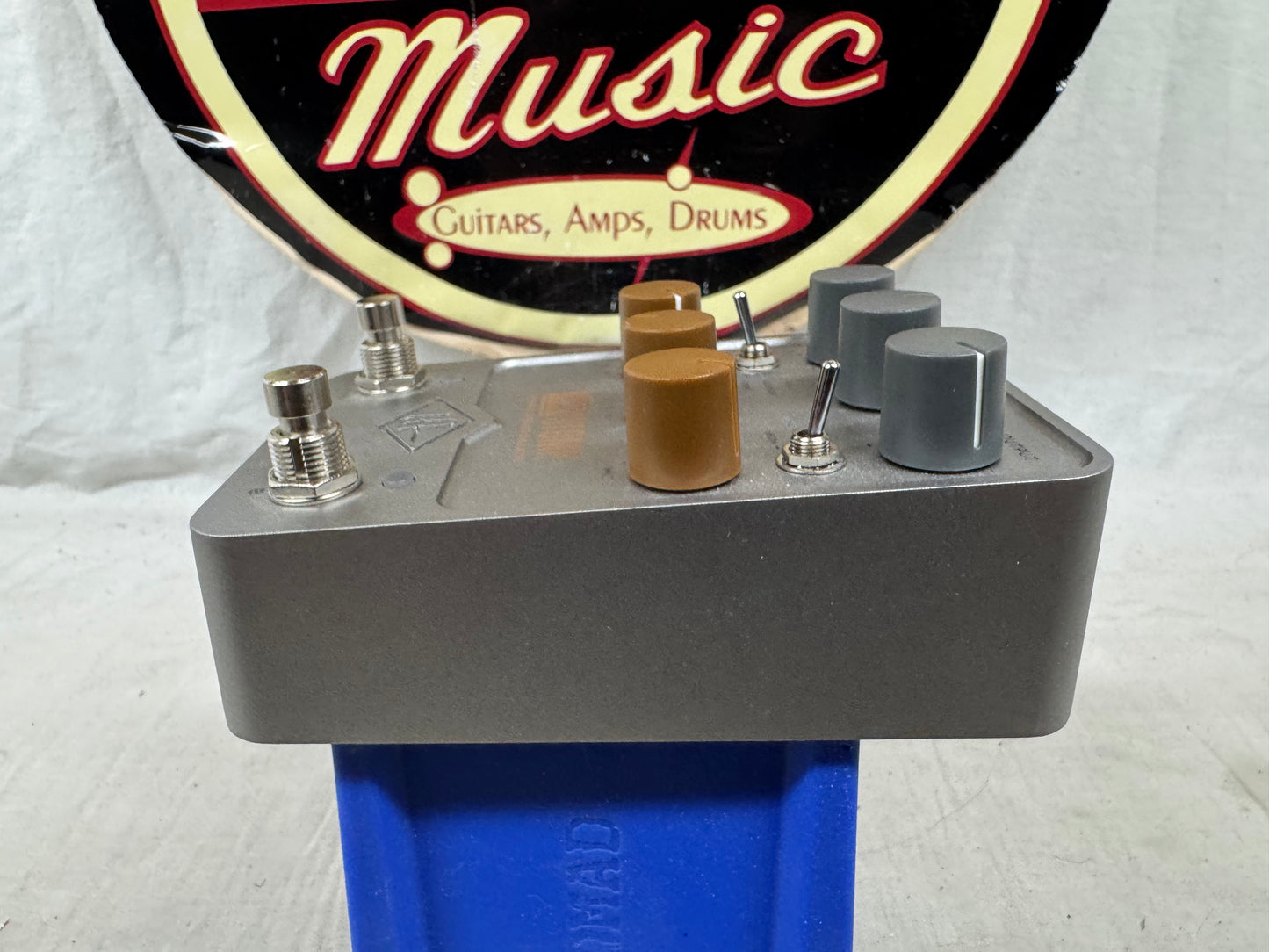 Universal Audio Ox Stomp Dynamic Speaker Emulator Cab Sim Pedal