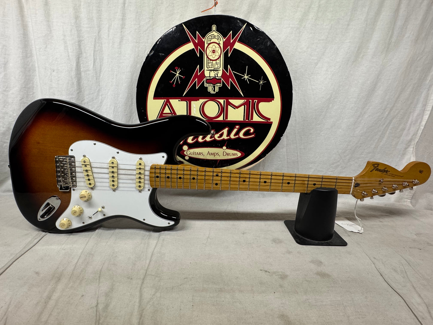 Fender Jimi Hendrix Stratocaster Guitar 2022 - 3-Color Sunburst / Maple neck