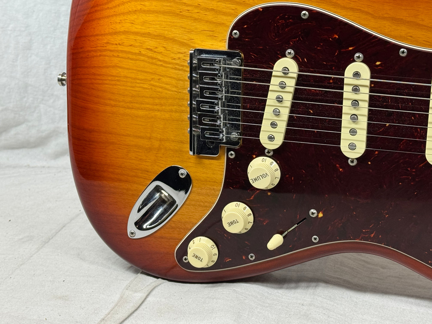 Fender American Stratocaster Guitar with Gator Case 2016 - Sienna Sunburst / Maple neck