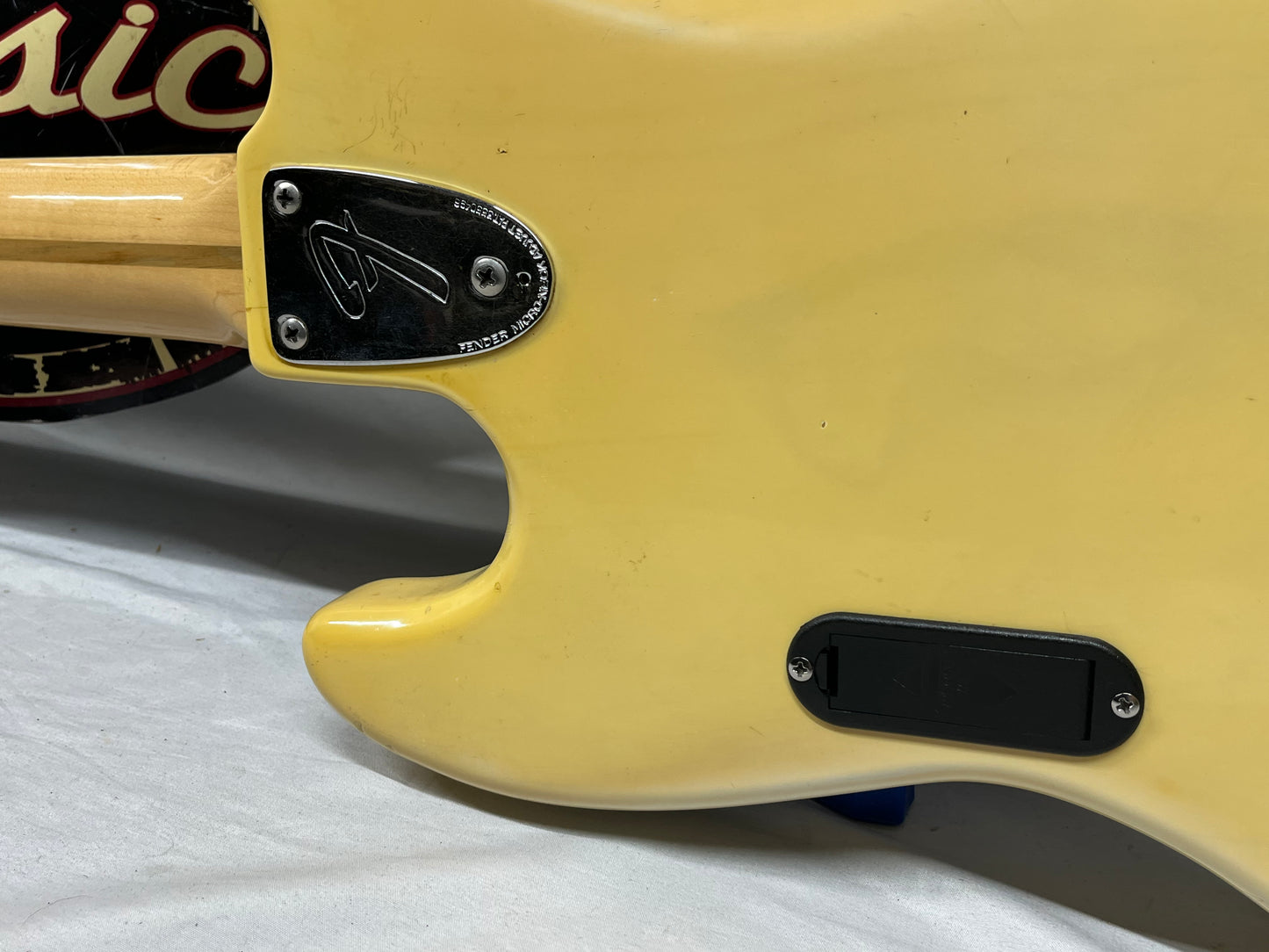 Fender American 4-String Electric Jazz Bass 1977 with Hard Case - Split in Fretboard only at the first fret *see photos*