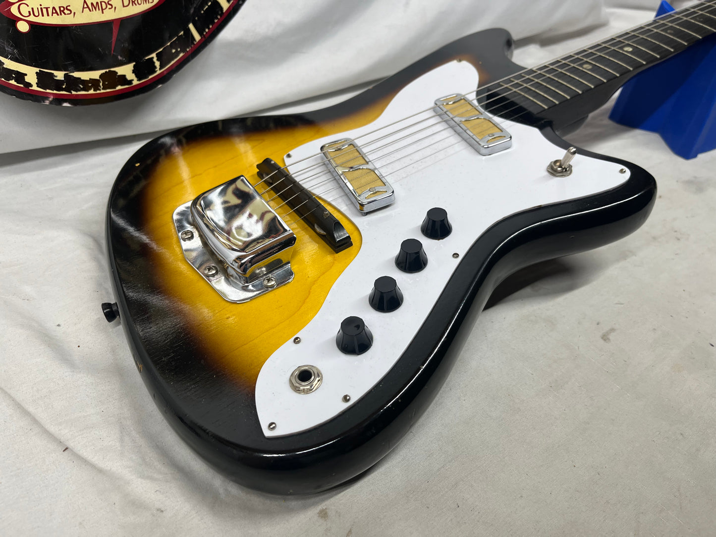 Harmony H15 Bobkat Vintage Electric Guitar with Chipboard Case