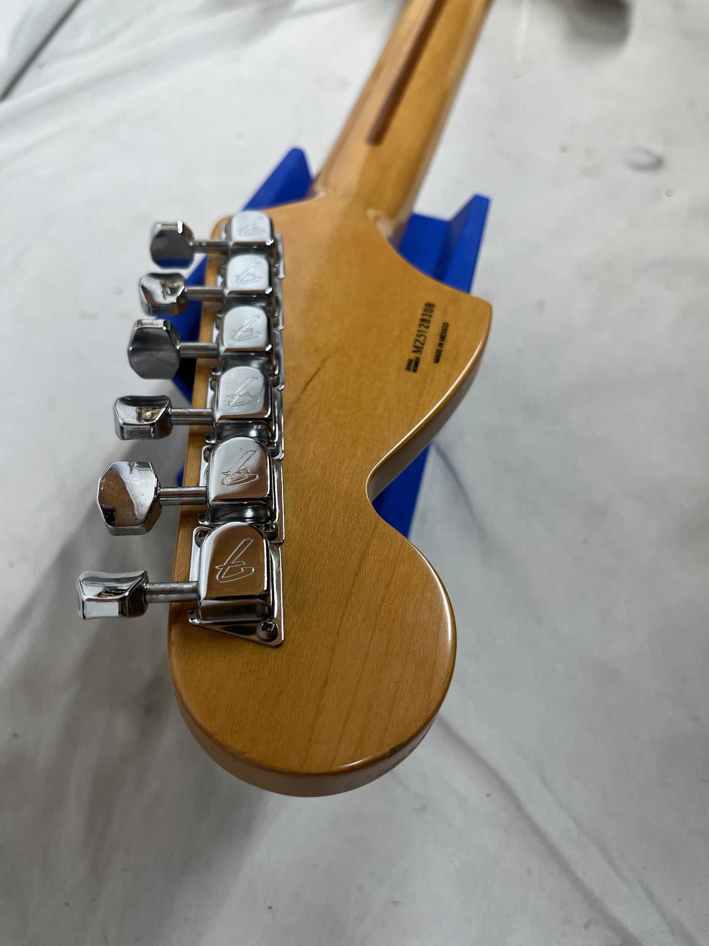 Fender Classic Series '70s Stratocaster strat Electric Guitar MIM - Made in Mexico - Olympic White